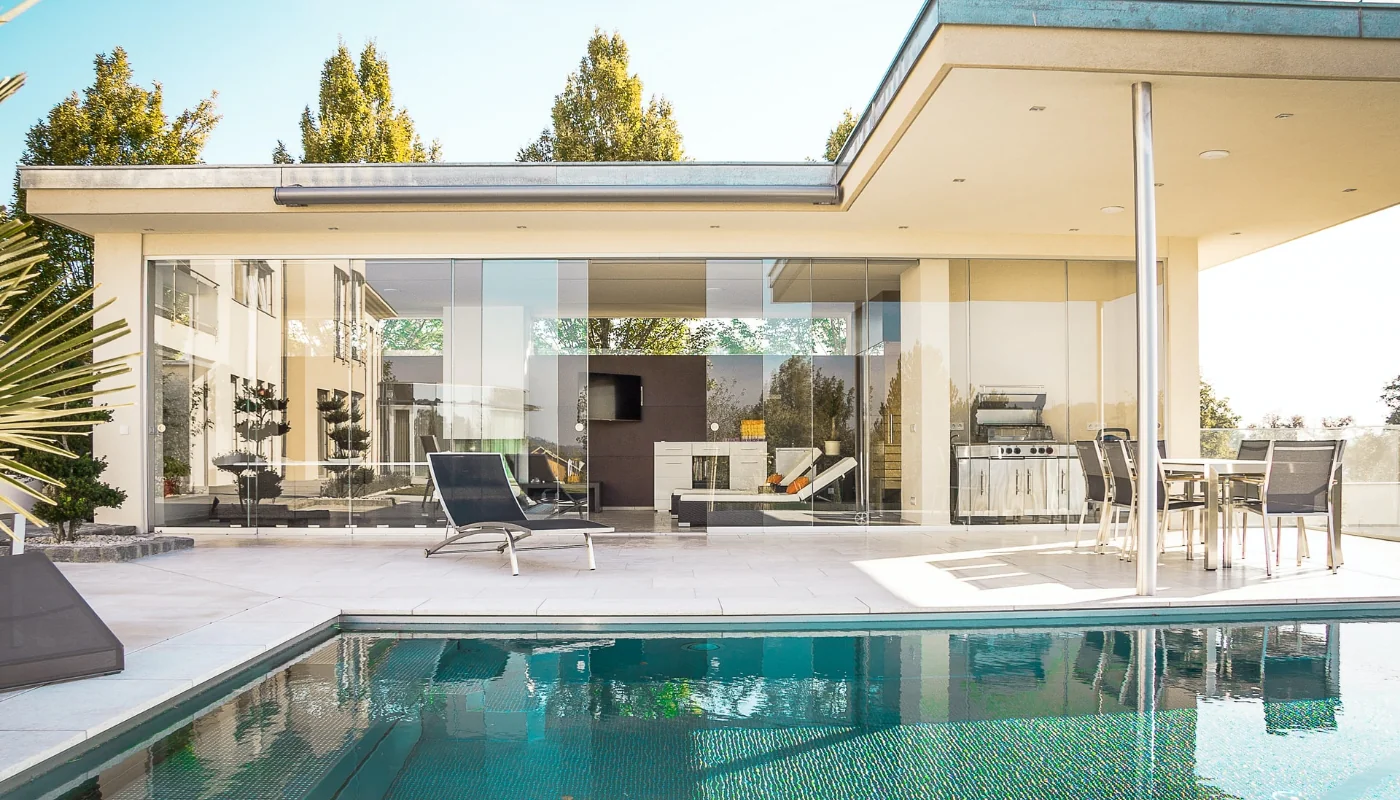 Grand House With Pool - Vaspanel, un mundo de soluiciones eficientes